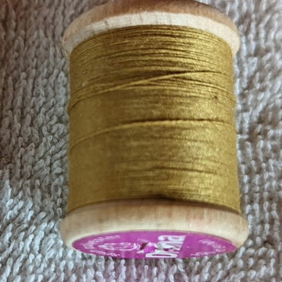 FURTHER REDUCED Vintage Wooden Sewing Spools in Decorative Box c late 1960s - Picture 8 of 13